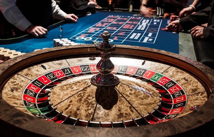 rsz_8823097-wooden-shiny-roulette-details-in-a-casino-and-people.jpg