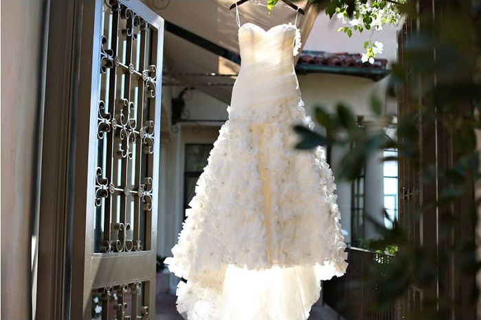 D:\shubham\Backlinks-content\GuestPost\neighbourhood\wedding-dress-hanging-photograhy.jpg